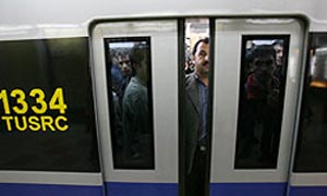 زن جیب بر در متروی تهران را شناسایی کنید/مالباختگان به پلیس آگاهی مراجعه کنند